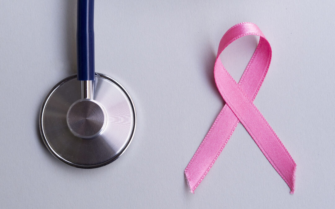 imágenes de los investigadores en acción en la búsqueda de una cura para el cáncer de mama: innovación y dedicación en la lucha contra la enfermedad."